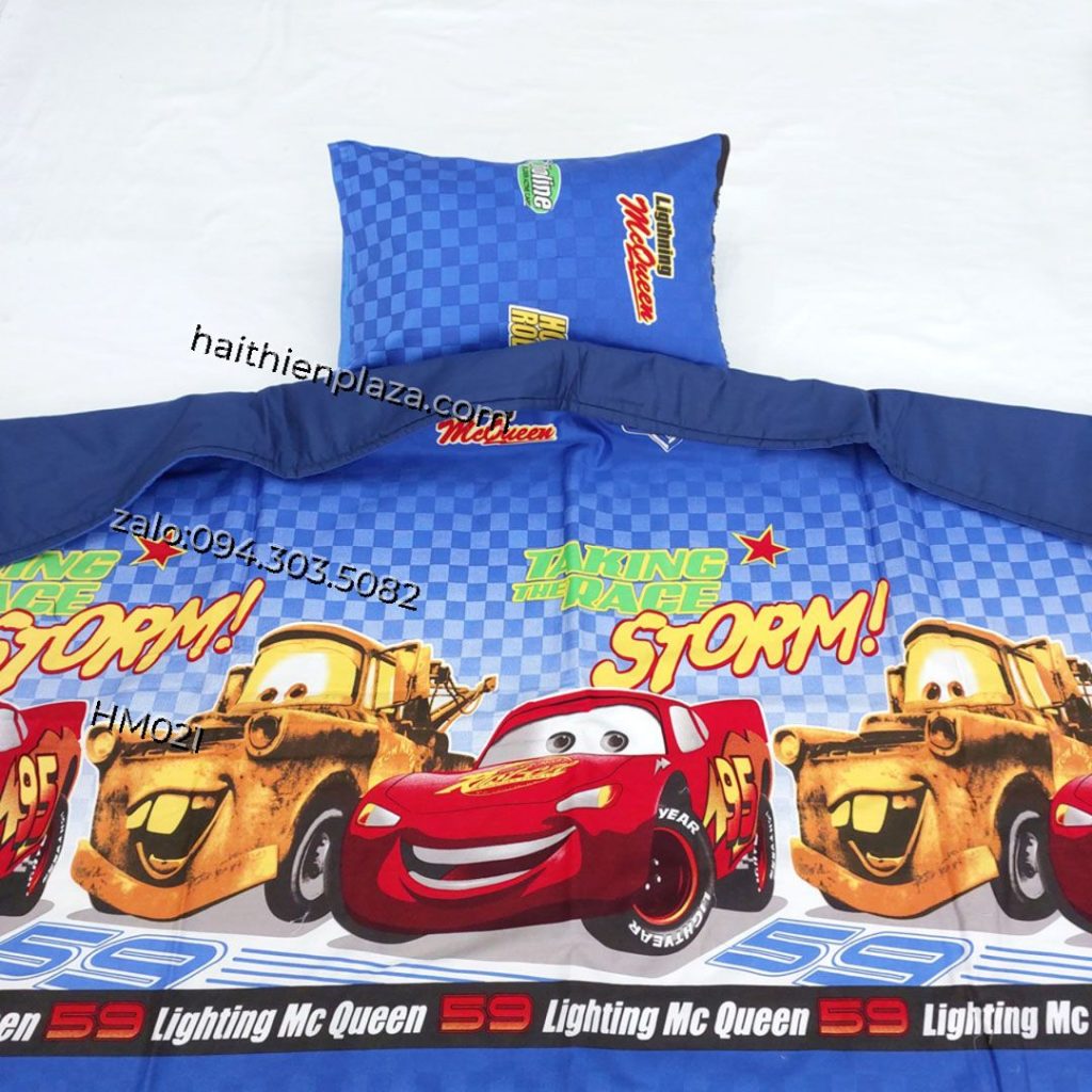 Chăn đi lớp hình ô tô mcqueen chất vải cotton hàn sợi thiên nhiên mềm mại.Hôm nay, Haithienplaza sẽ giới thiệu về chăn đi lớp cho bé hình ô tô McQueen. Chăn đi lớp này được thiết kế với một hình ảnh ô tô McQueen trên mặt trước, đem lại sự thú vị cho bé. Chăn đi lớp này có thể được sử dụng nhiều cách khác nhau, bao gồm đi lớp, đi chơi, đi du lịch, v.v. Chăn đi lớp này cũng có thể được sử dụng như một món quà tuyệt vời cho bé. Chăn đi lớp này được làm từ chất liệu vải mềm mại và thoải mái, giúp bé cảm thấy thoải mái khi sử dụng. Chăn đi lớp này cũng có thể được giữ sạch và không bị bong tróc bằng cách sử dụng máy sấy.